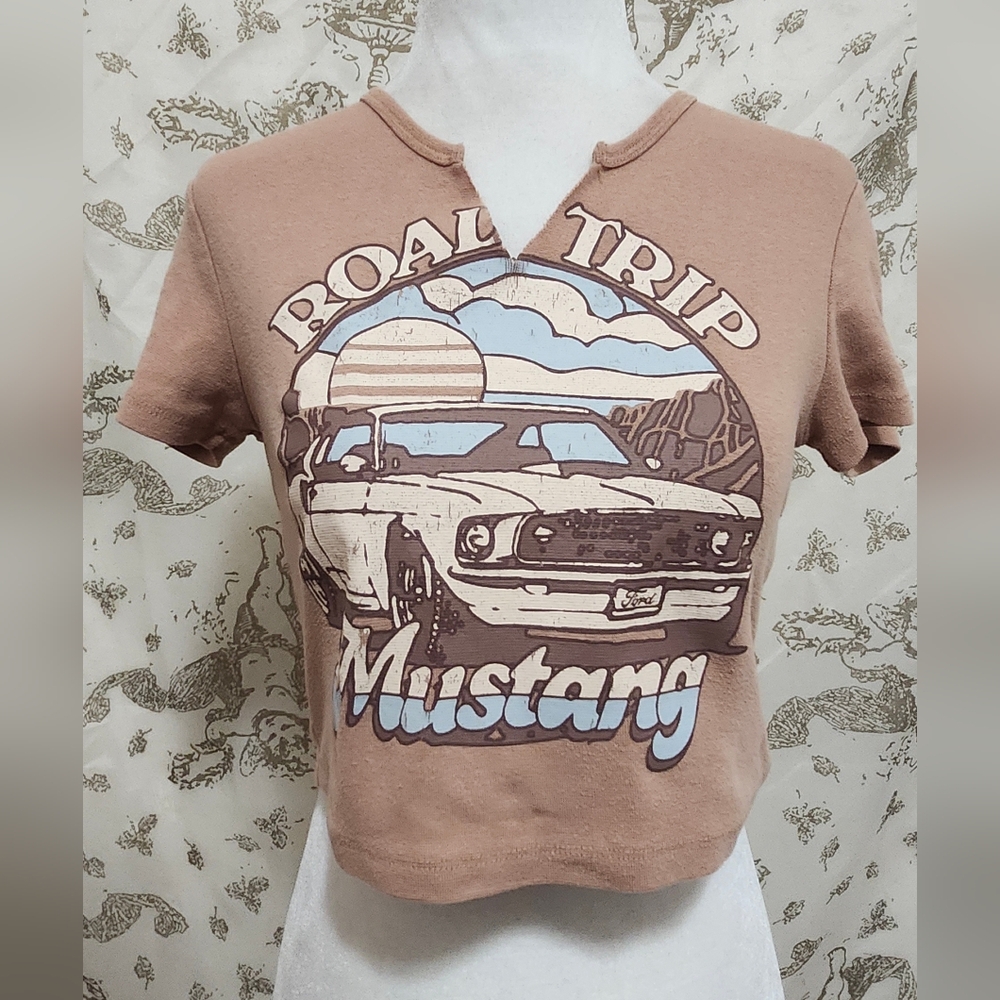 Ford mustang tan brown graphic crop top sz M